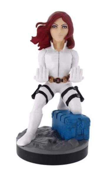 Black Widow Figur in weißem Anzug kniet auf blauem Koffer