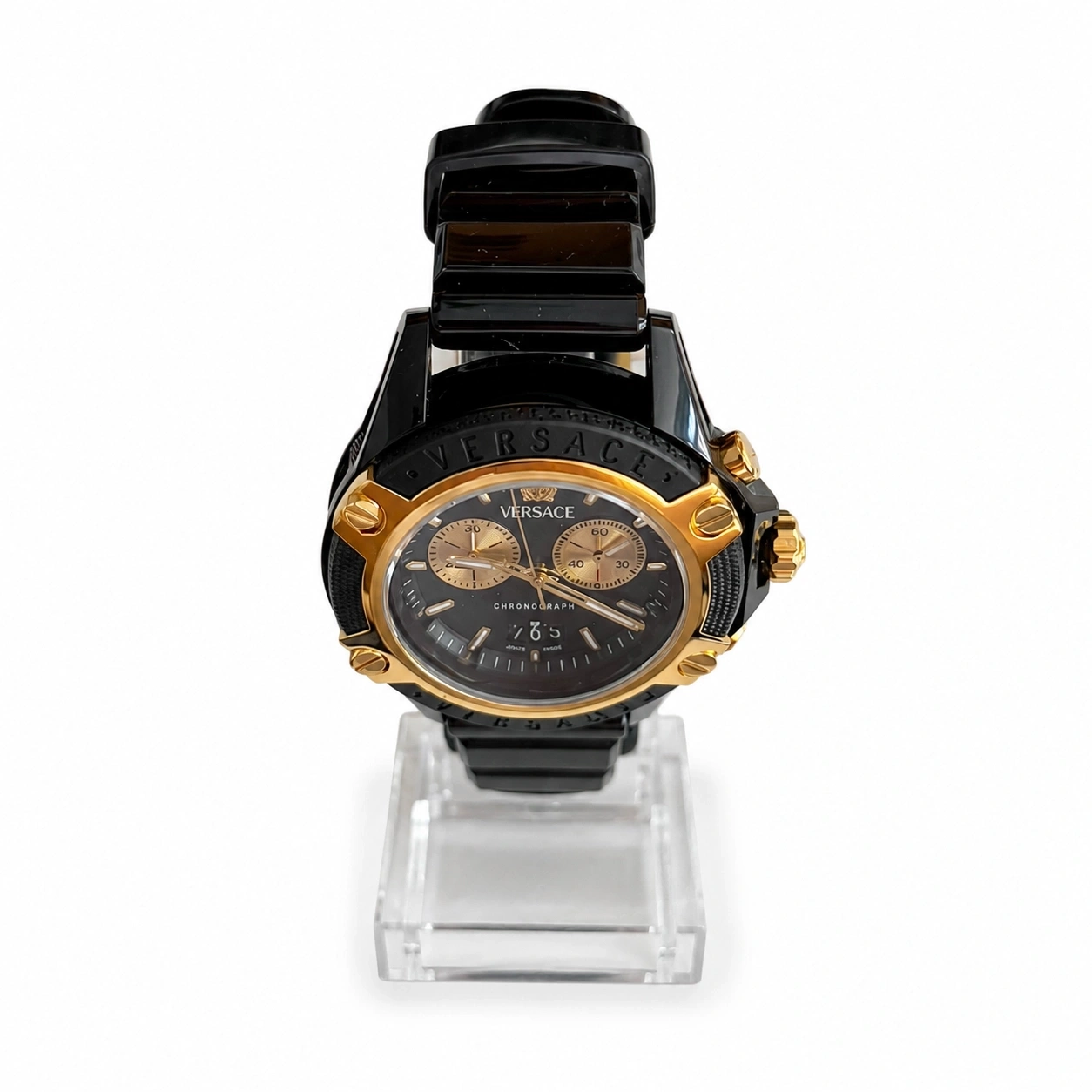 Eine schwarze und goldene Versace-Herrenuhr auf einem transparenten Ständer.