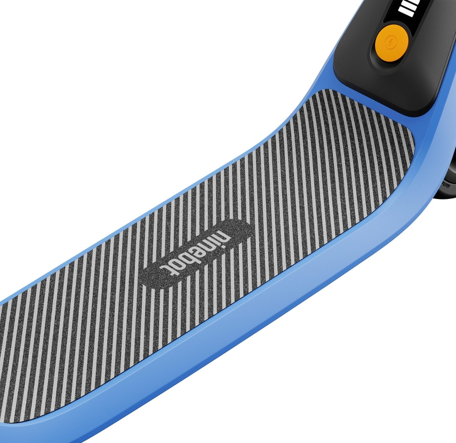 Blauer Elektroroller mit schwarzem Trittbrett und Ninebot-Logo. Detailaufnahme.