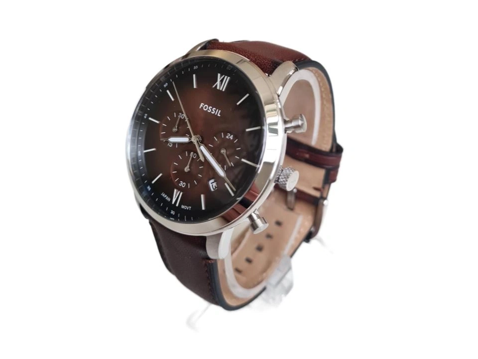 Eine braune Fossil Herrenuhr mit silbernem Gehäuse