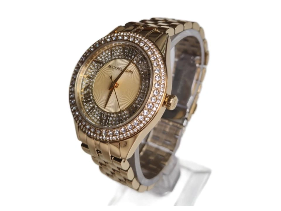 Goldene Michael Kors Damenuhr mit Kristallen und römischen Ziffern.