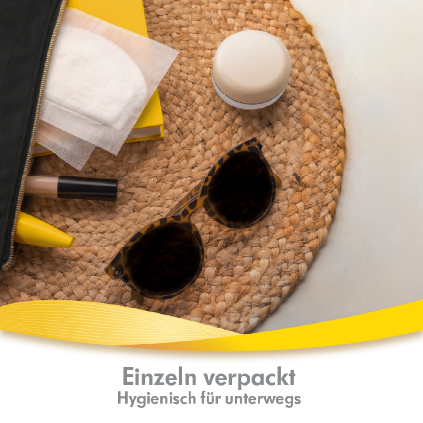 Sonnenbrille, Kosmetik, Tasche, Hygieneprodukte auf einem Korb. Einzeln verpackt.