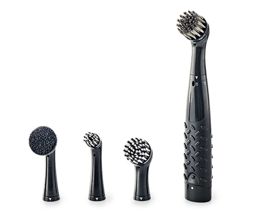 Schwarze elektrische Zahnbürste mit verschiedenen Bürstenköpfen auf weißem Hintergrund.