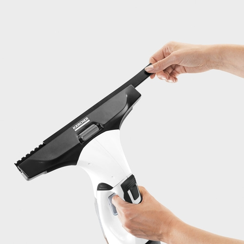 Person hält ein weißes und schwarzes Fensterputzgerät mit Kärcher-Logo