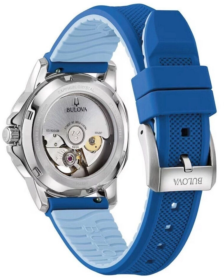 Rückseite einer blauen Bulova Automatik-Uhr mit Sicht auf das Uhrwerk und einem blauen Kautschukarmband mit silberner Schließe.