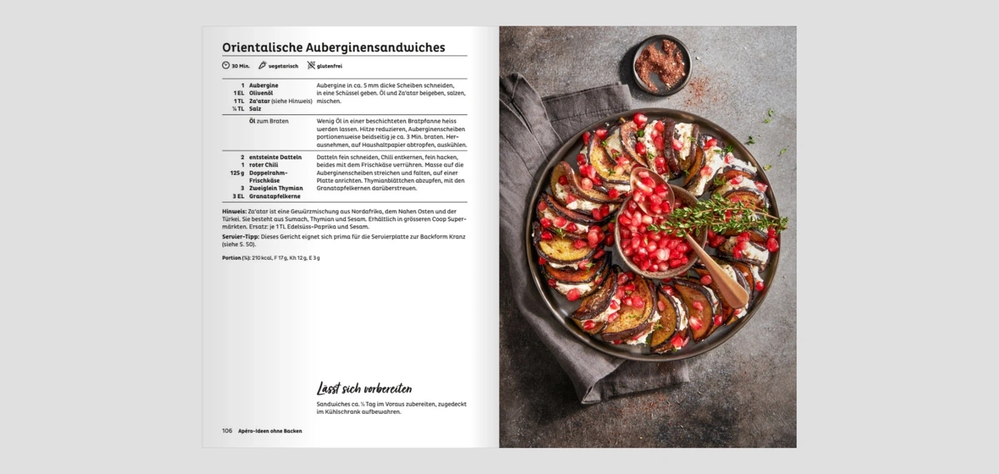 Orientalische Auberginensandwiches mit Granatapfelkernen und Kräutern auf einem Teller angerichtet.