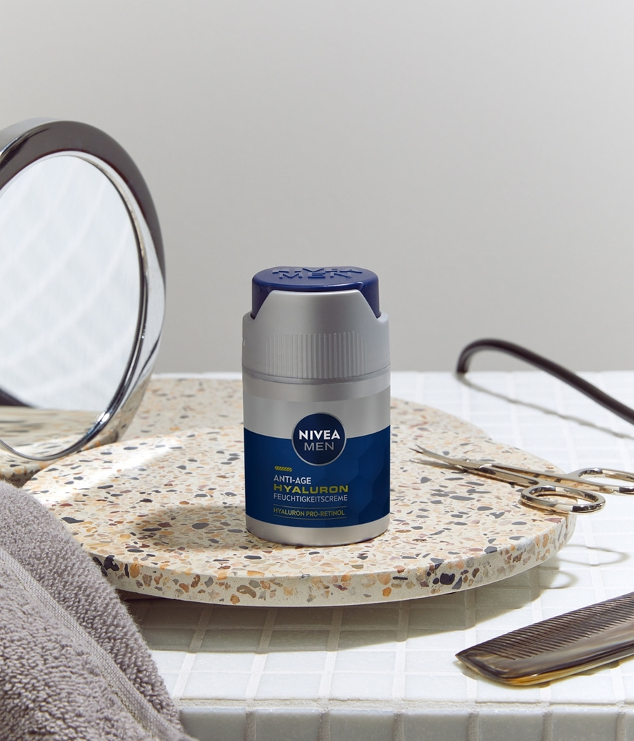 Nivea Men Anti-Age Hyaluron Feuchtigkeitscreme, Kosmetikprodukt, Badezimmer, Spiegel