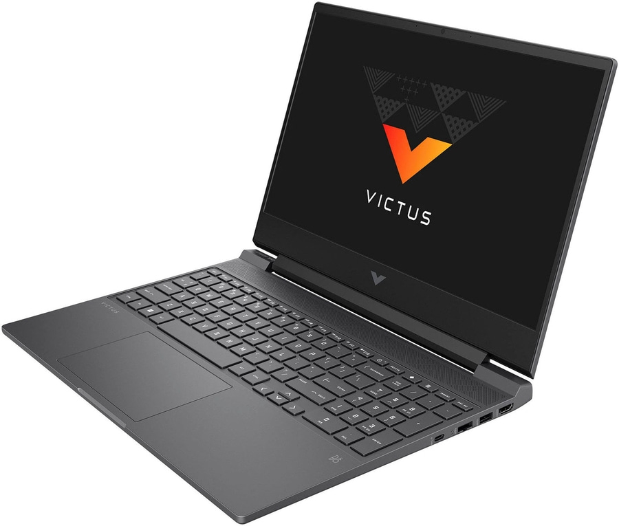 Ein offener HP Victus Laptop mit dem Victus-Logo auf dem Bildschirm und beleuchteter Tastatur