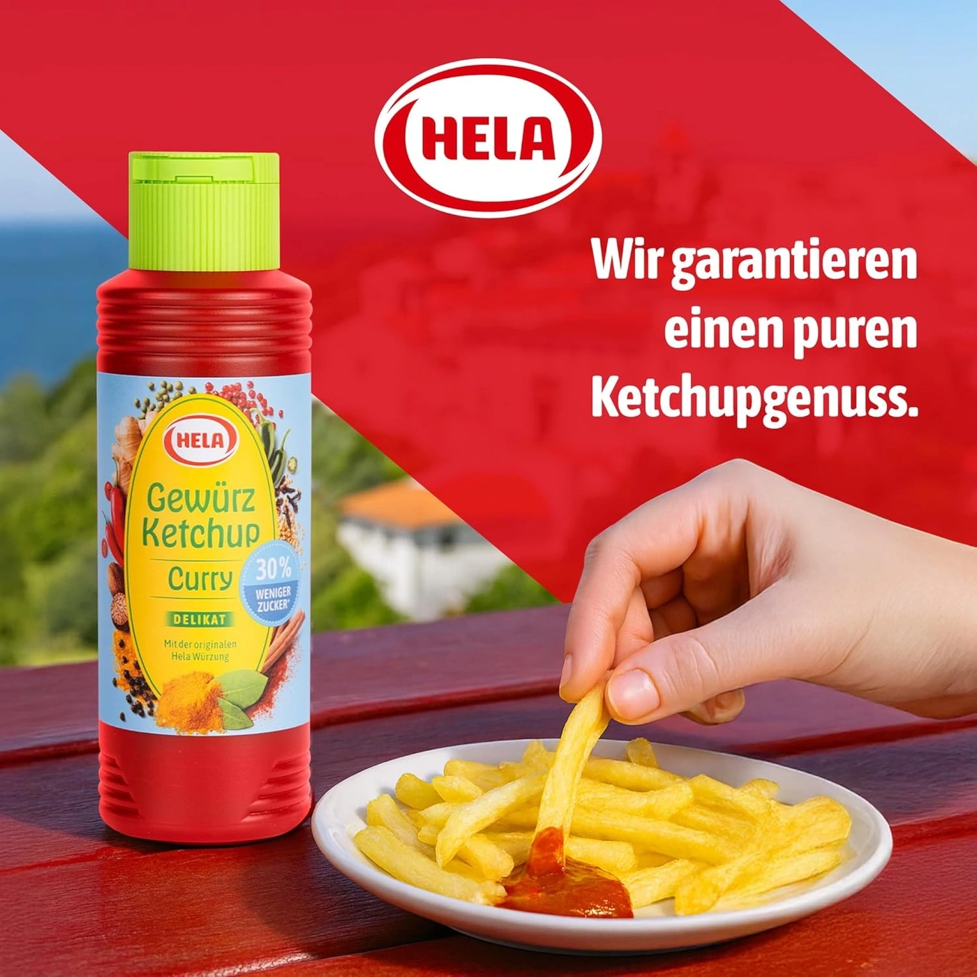 Eine Hand dippt eine Pommes in Ketchup von Hela