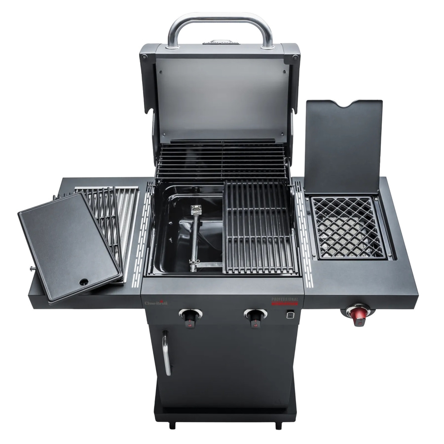 Schwarzer Gasgrill mit geöffnetem Deckel und Zubehör auf weißem Hintergrund