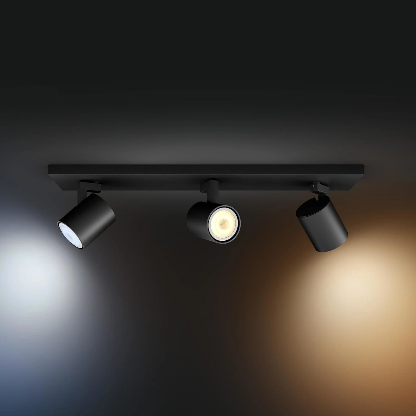 Schwarze Deckenleuchte mit drei verstellbaren Spots, die weißes und warmes Licht abstrahlen.