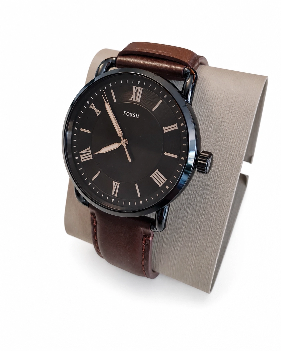 Eine Fossil-Uhr mit braunem Lederarmband auf einem Ständer.