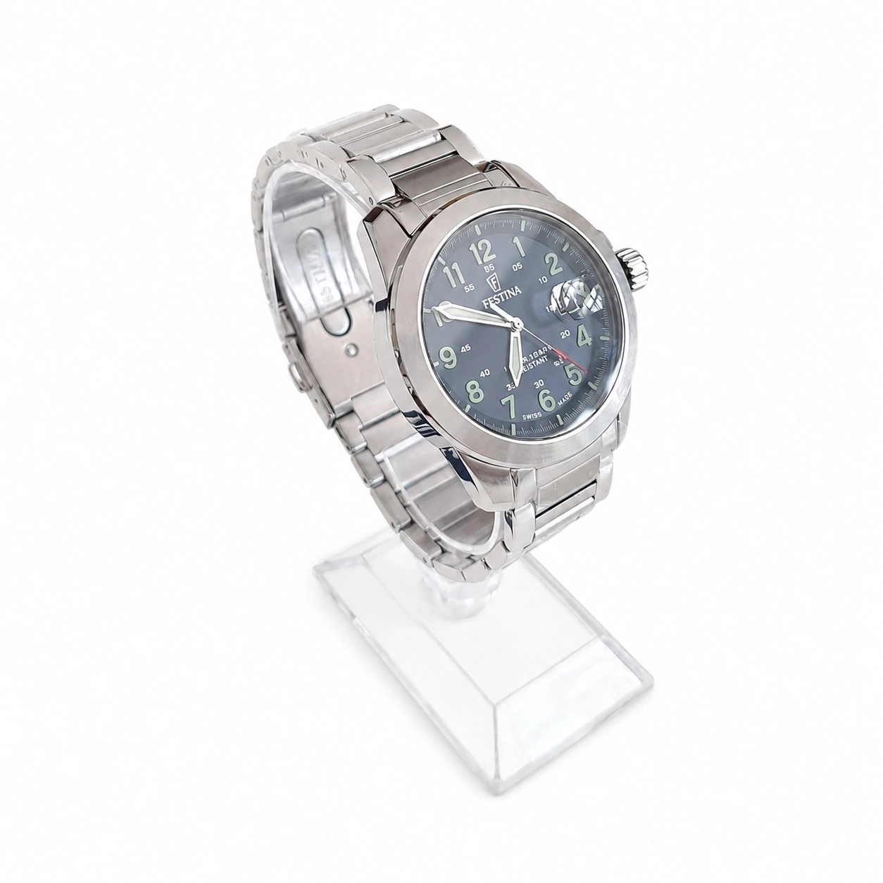 Ein silbernes Festina Armbanduhr mit schwarzem Zifferblatt steht auf einem Ständer.