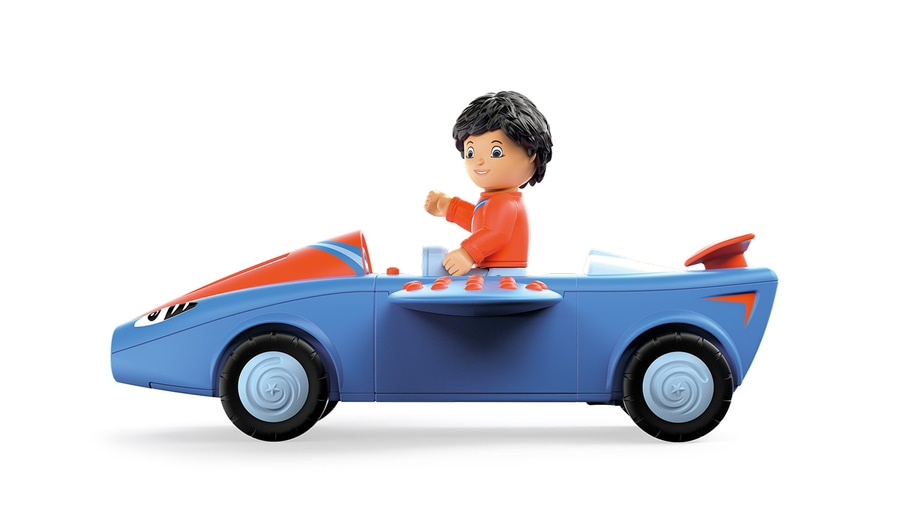 Spielzeugauto mit Fahrer, blau und orange, isoliert auf weißem Hintergrund