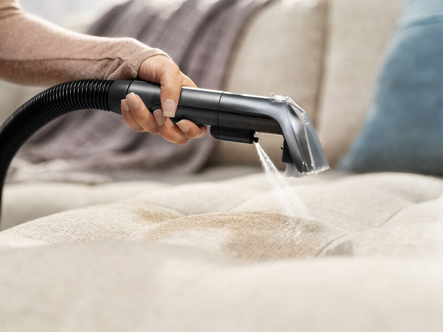 Reinigung eines Sofas mit einem Dampfreiniger, Nahaufnahme