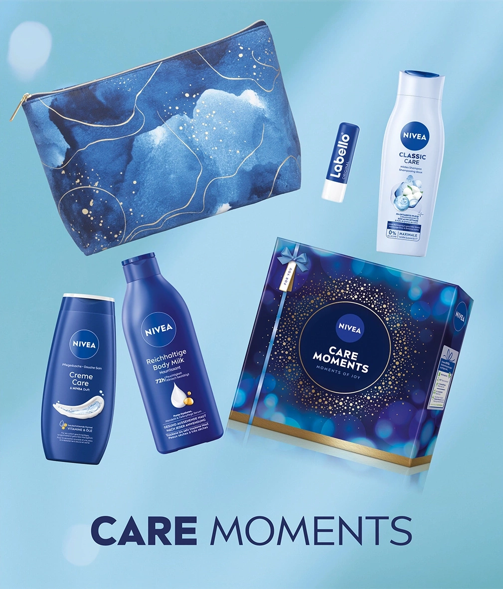 Nivea Pflegeprodukte in einem blauen Kosmetikbeutel und Geschenkbox.