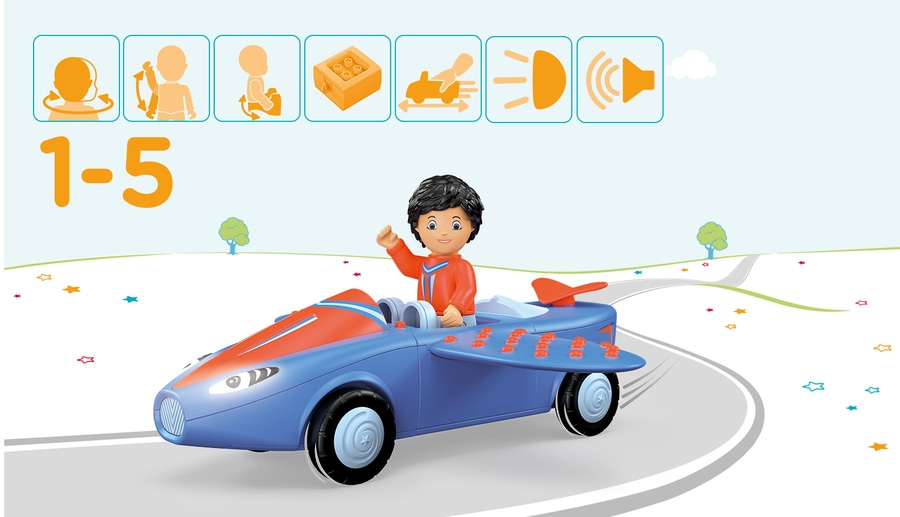 Kind mit Spielzeugauto auf Straße mit Bäumen und Sternen