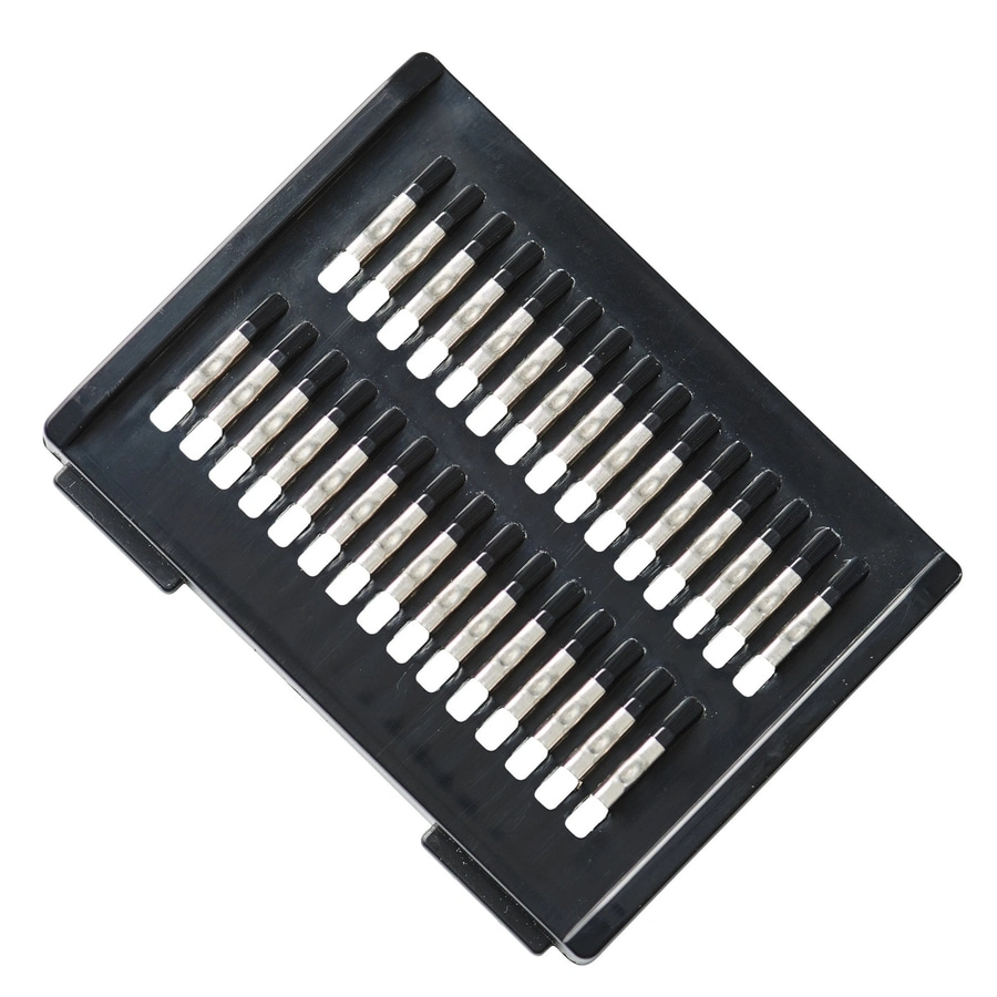 Schwarzes Kunststoffteil mit vielen kleinen, rechteckigen Öffnungen und Stiften.