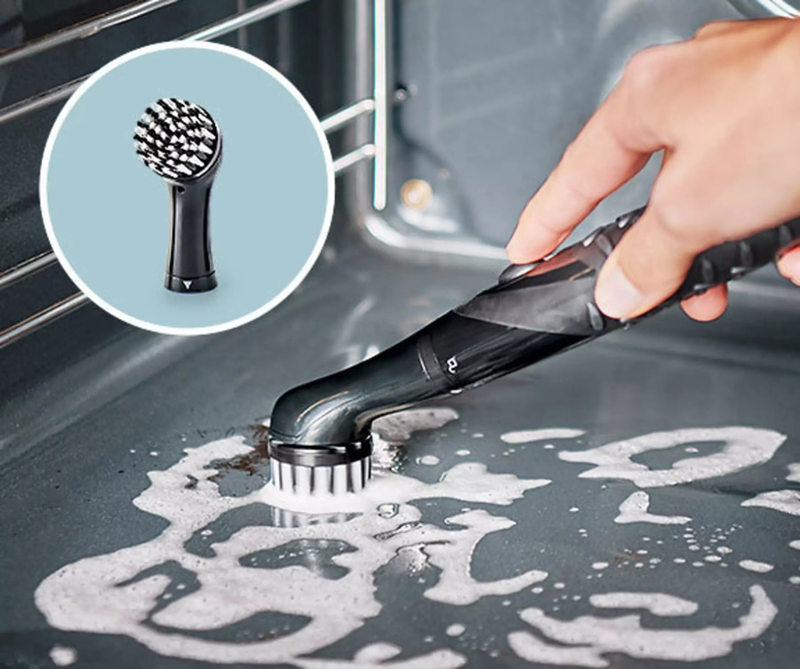 Ofenreinigung mit elektrischer Bürste und Reinigungsmittel, Nahaufnahme